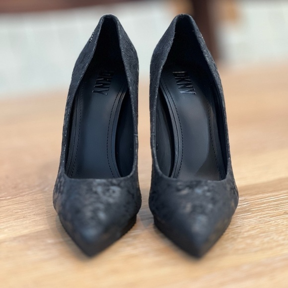 Dkny  Carisa Pointed Toe Pump, size 6.5 , NEW. - Picture 4 of 5